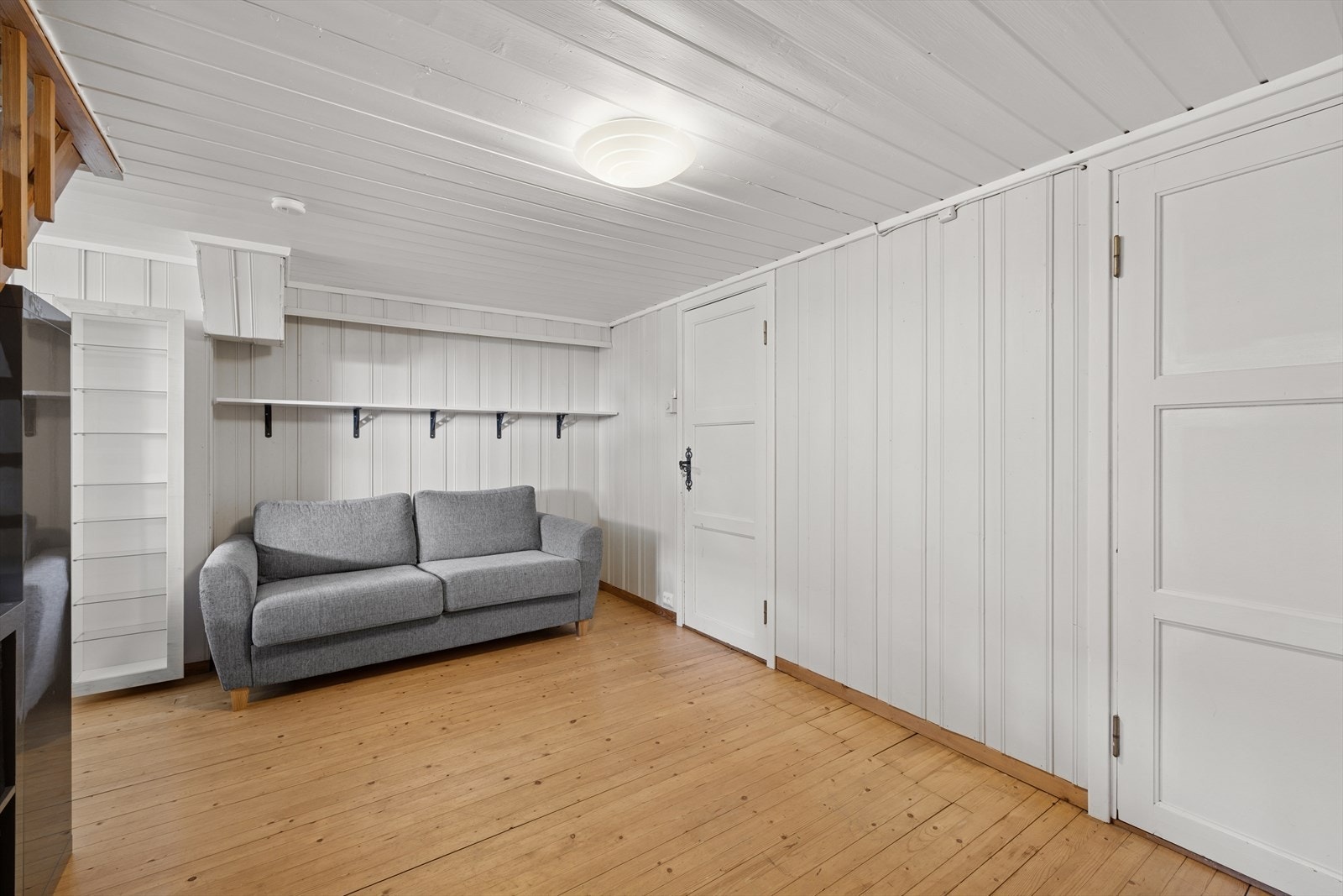 I kjelleren har man god plass til en ekstra tv-stue for barna. Galleribilde