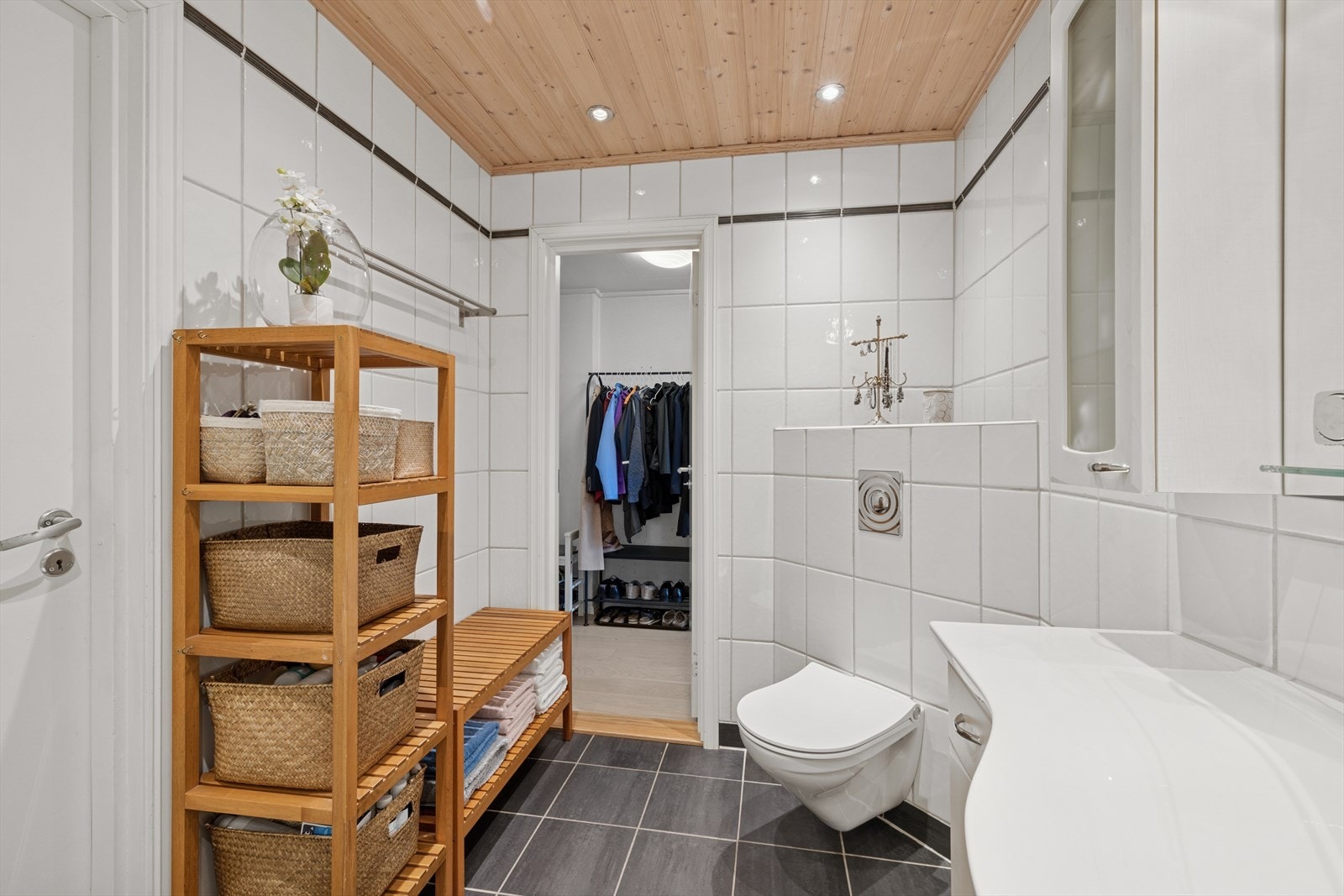 Praktisk med egen inngang fra hovedsoverommet. Galleribilde