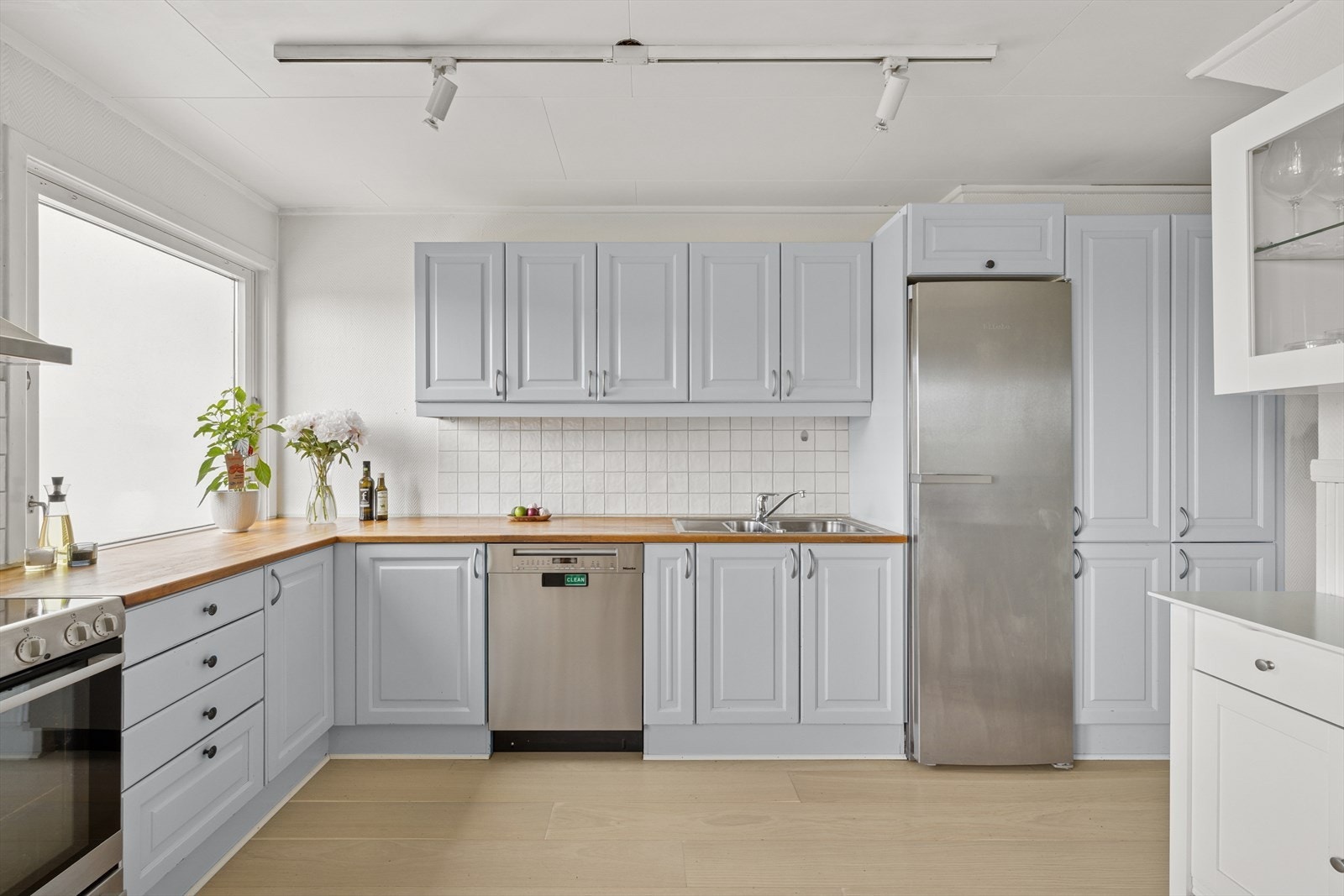 Her har du svært godt med skap- og benkeplass. Galleribilde