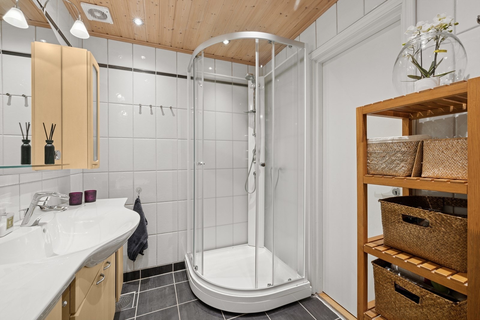 Flislagt bad i lyse toner Galleribilde