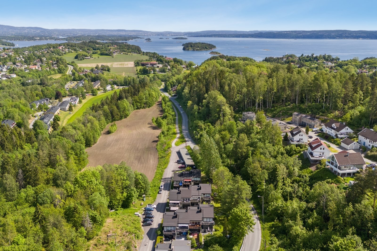 12 min gange til Blakstad terminal som er et knutepunkt for offentlig kommunikasjon til Asker, Sandvika og Oslo. Galleribilde