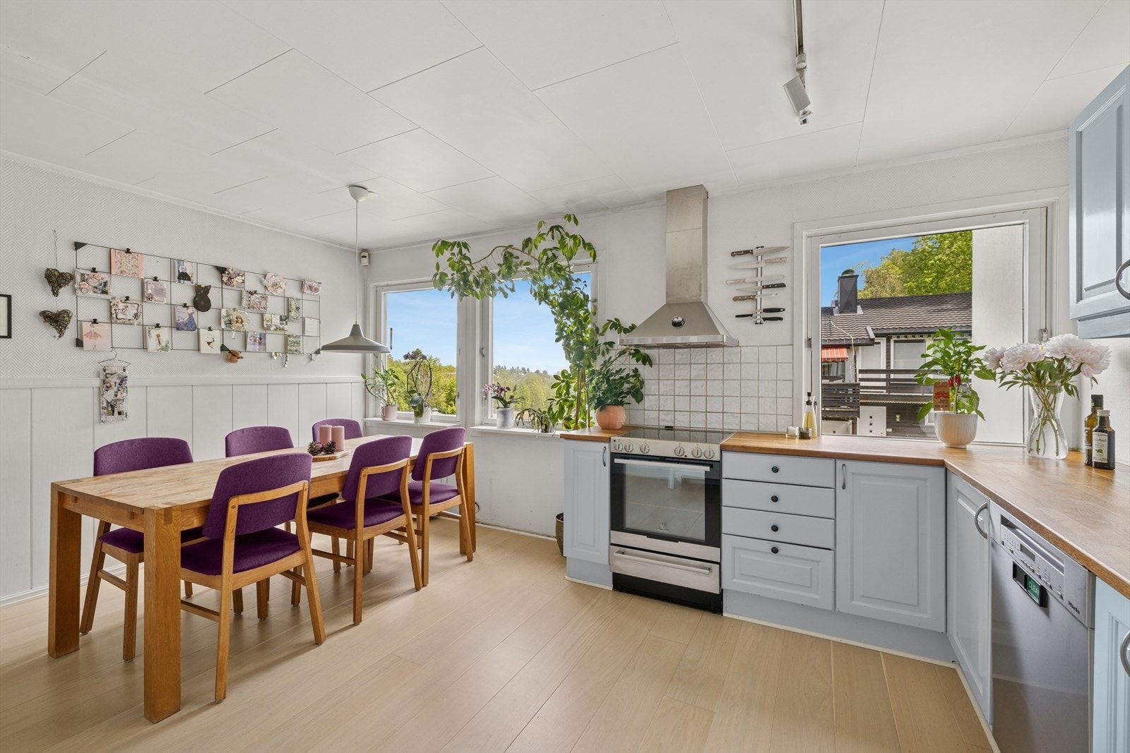 Lyst og romslig kjøkken i hjerte av boligen. Galleribilde