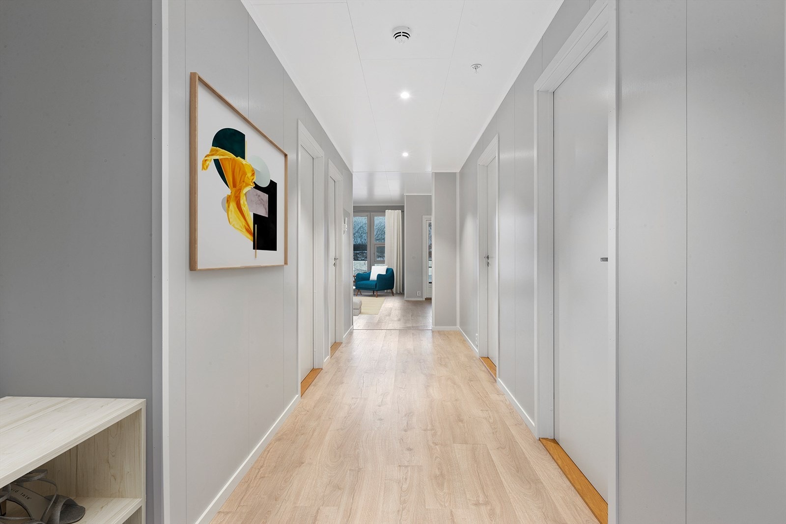 Den brede gangen gir en god velkomst når du kommer inn. Her kan du anlegge garderobeordning og annen møblering i gangen. Galleribilde