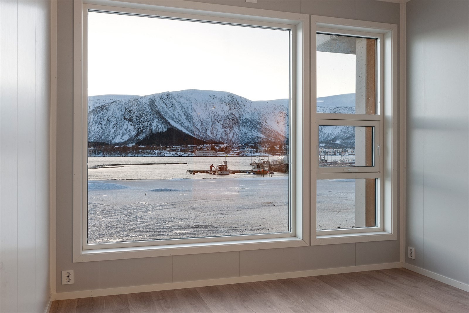 Stuen i 1B har veldig god utsikt mot Børøysundet med Hadselåsen bak og gressplen foran. Galleribilde