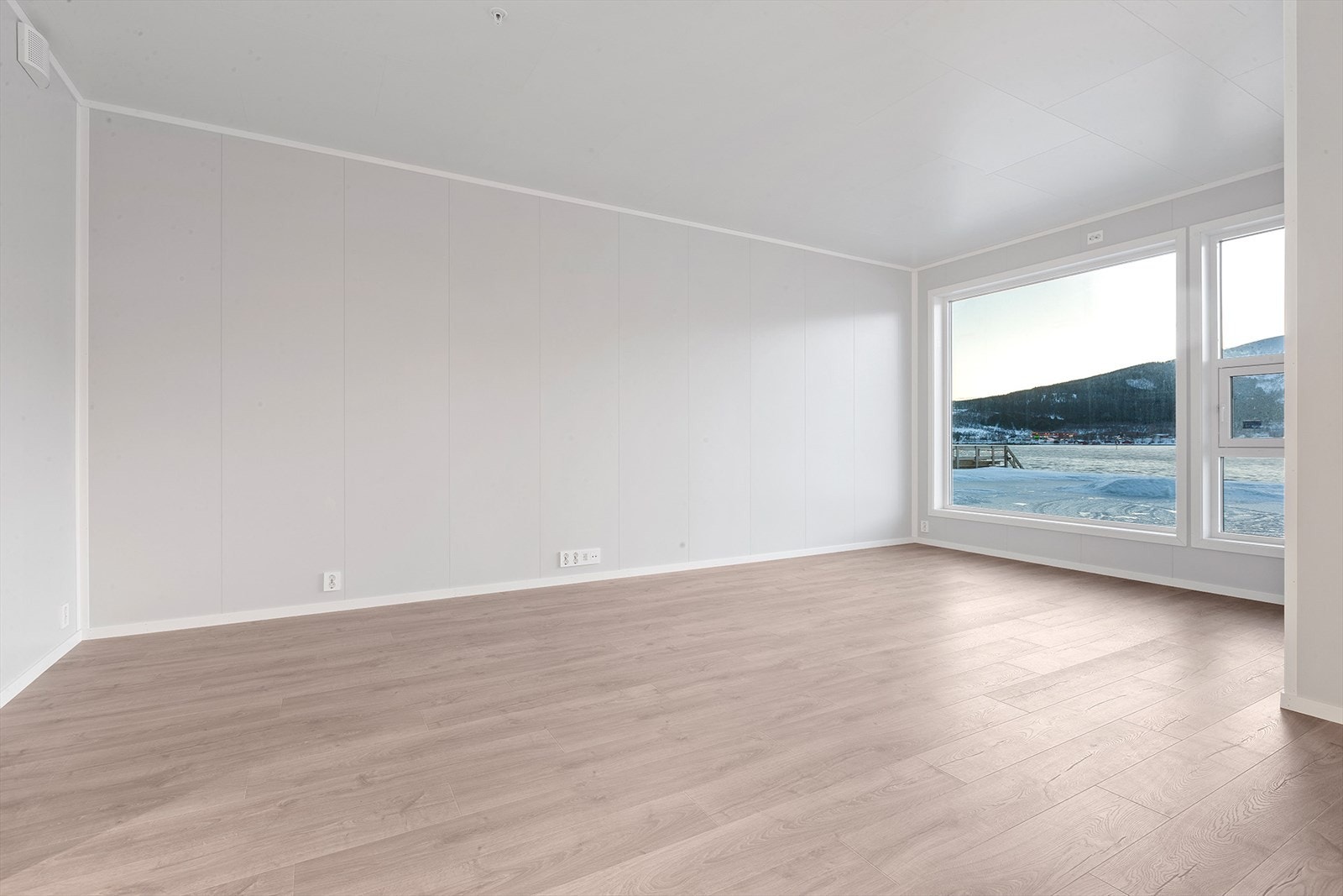 Med ekstra stor takhøyde får man god romfølelse og gulvplass. Det er plass til innredning langs vegg og god fleksibilitet. Galleribilde