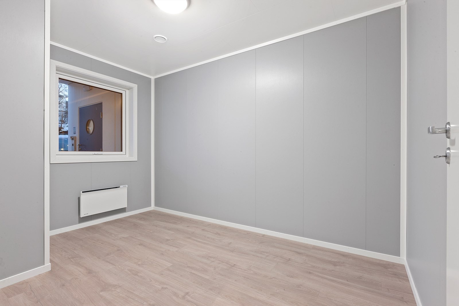 Soverom 2 på ca. 8,1 m2 har plass til seng, nattbord, garderobe og kanskje et skrivebord. Galleribilde