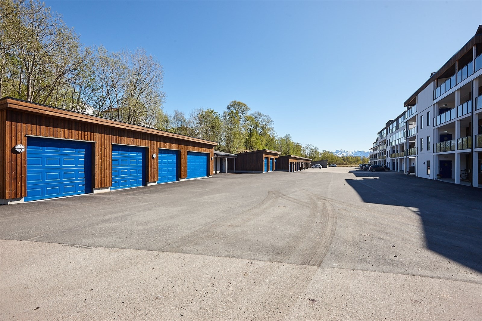 Det medfølger parkering i garasjeanlegg bare få meter fra trappa di. Det er trukket kabel helt fra skap og ut til garasjen så her kan du montere el-bil lader. Galleribilde