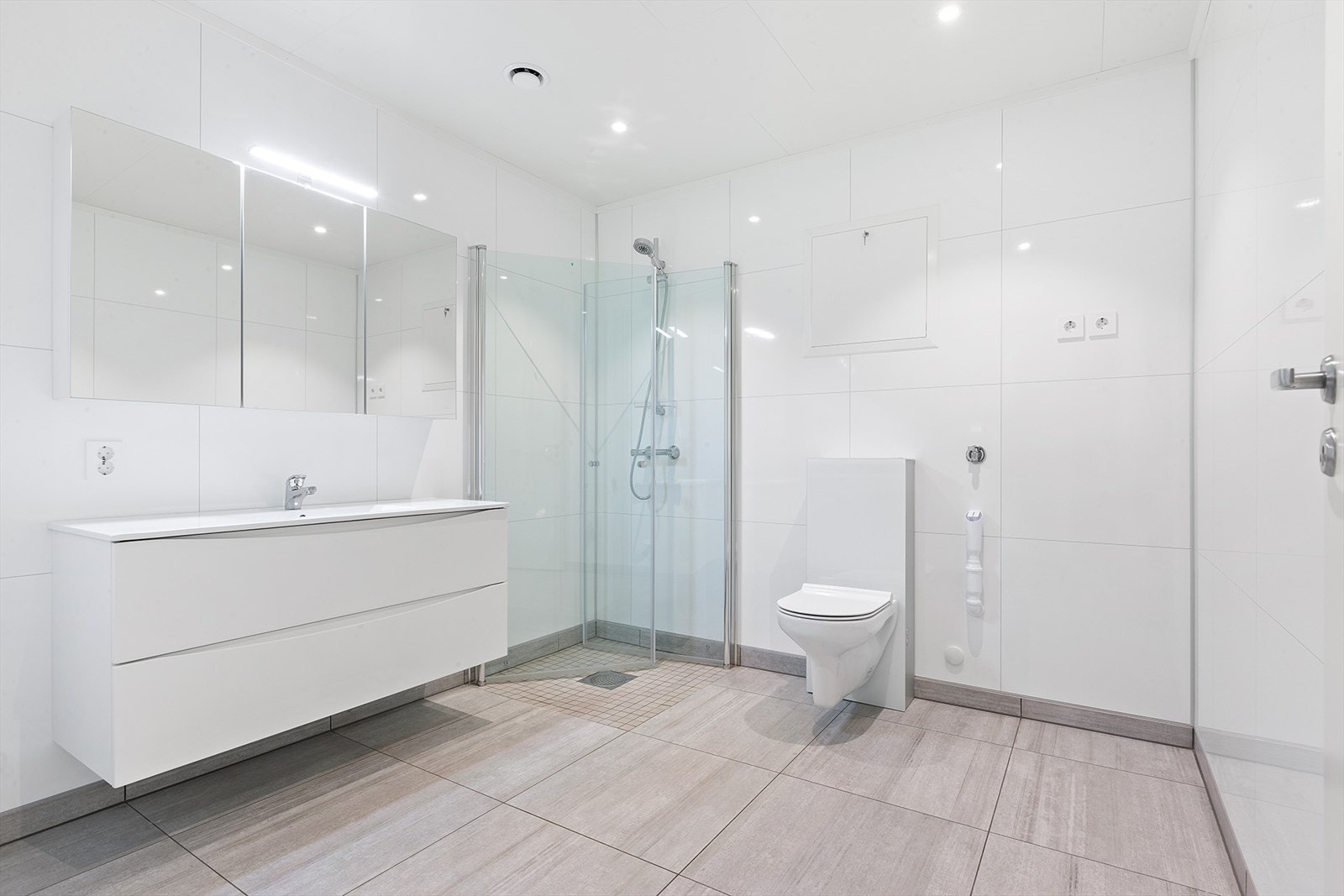 Nytt og stilrent bad med bl. a innredning fra Vikingbad, glassdører i dusjhjørne, vegghengt toalett og store 60 x 60 fliser som gir deg en eksklusiv følelse og høy komfort. Galleribilde