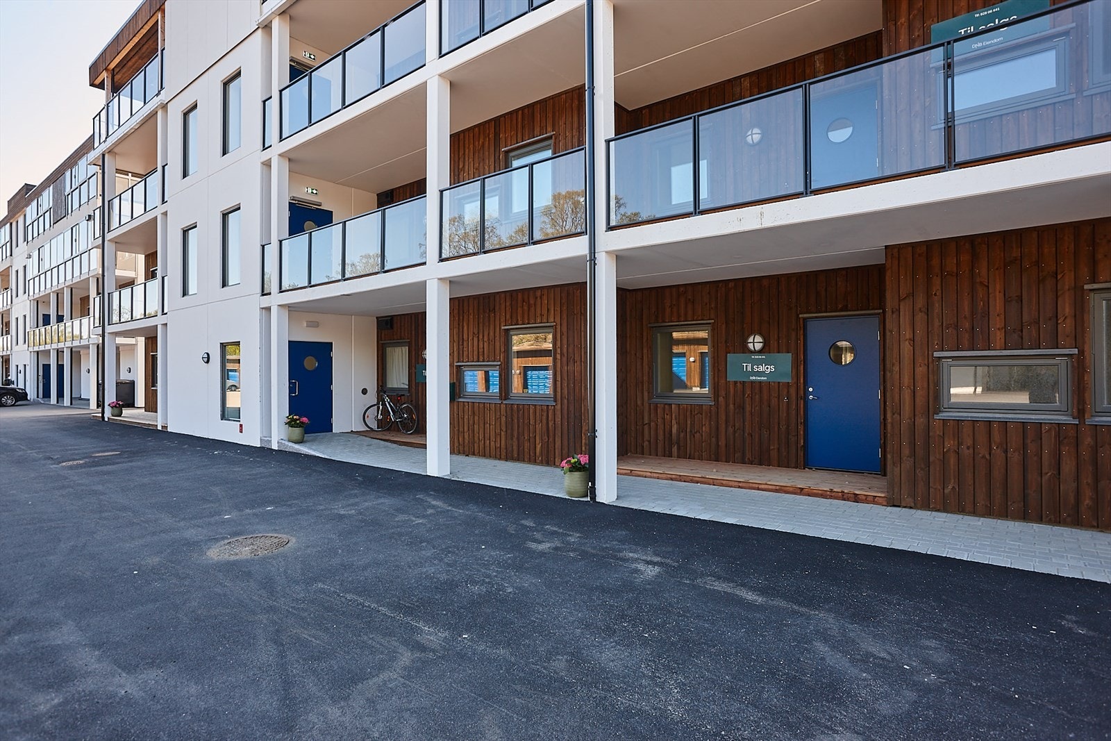 Pent og lunt inngangsparti rett fra bakkenivå - meget lettvint og renslig. Galleribilde