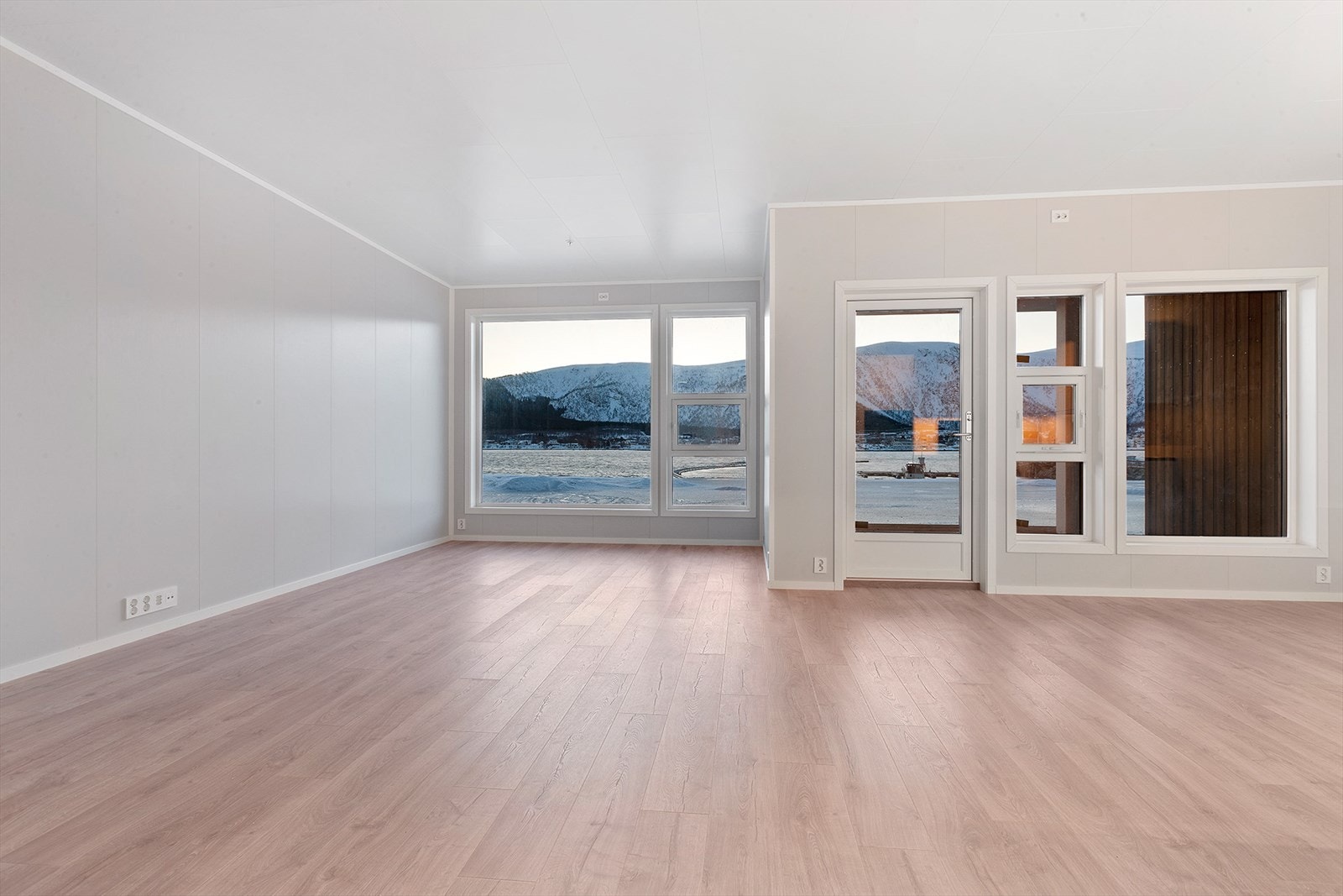 Lys og romslig stue med mange møbleringsmuligheter! Galleribilde