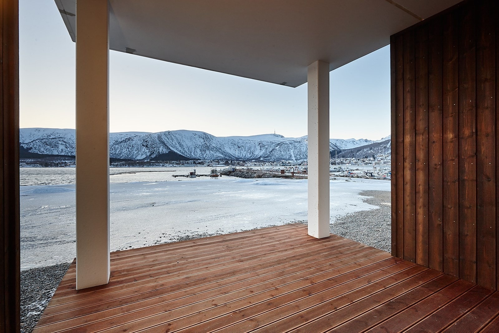 Leiligheten har en stor balkong som er sør og vestvendt med direkte adkomst til nysådd gressplen. Den er takoverbygd og har meget pen utsikt. Galleribilde