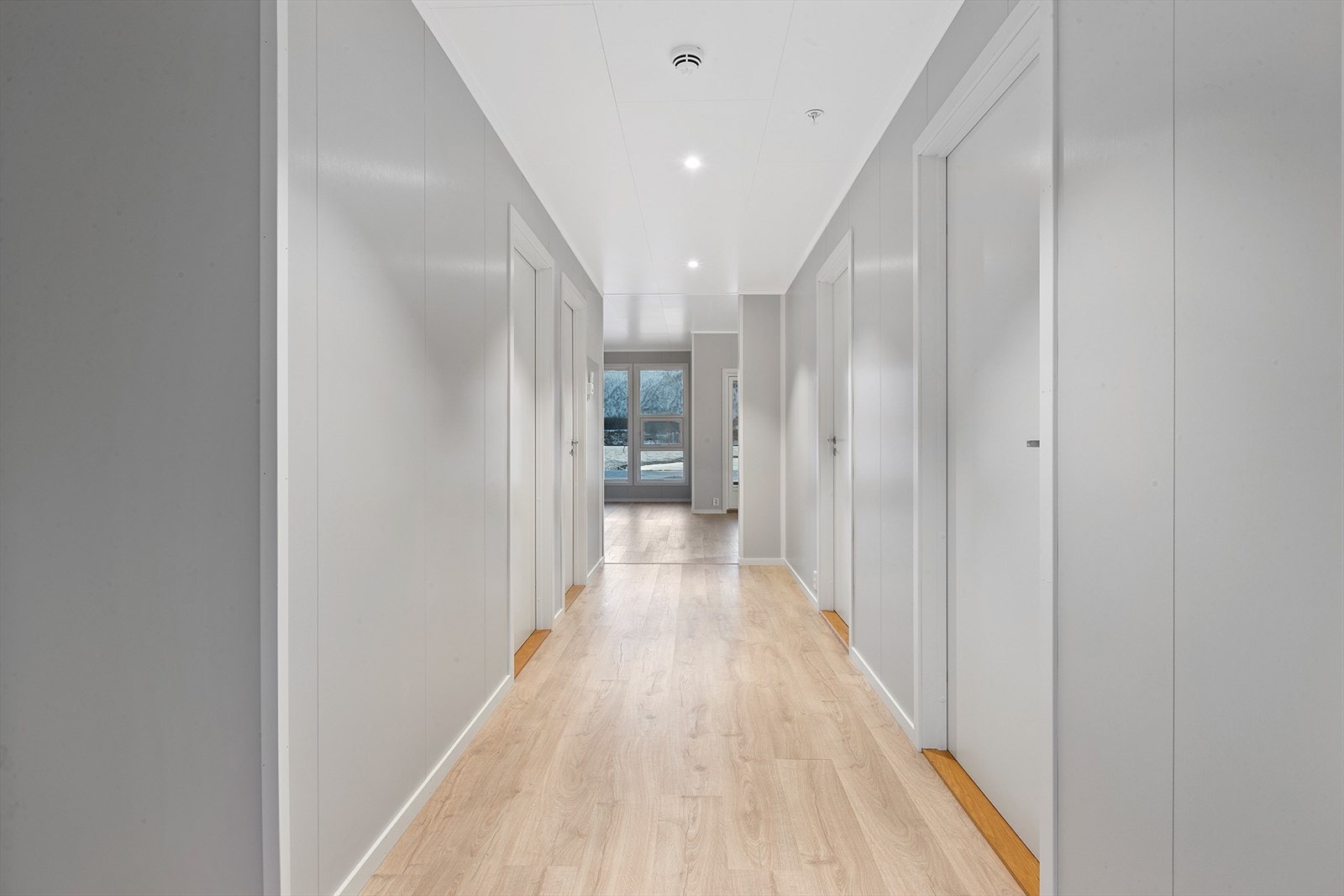 Den brede gangen gir en god velkomst når du kommer inn. Her kan du anlegge garderobeordning og annen møblering i gangen. Galleribilde