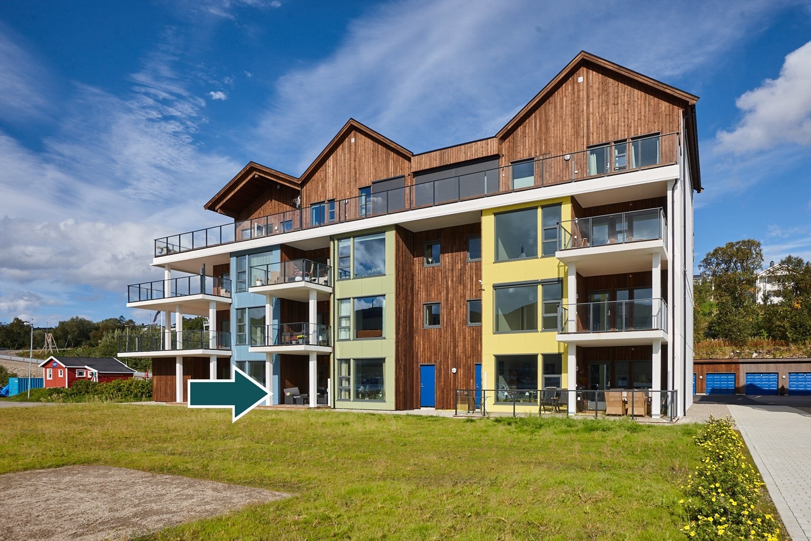 Gressplen rett foran leiligheten er av fordelene med å bo på bakkeplan. Galleribilde