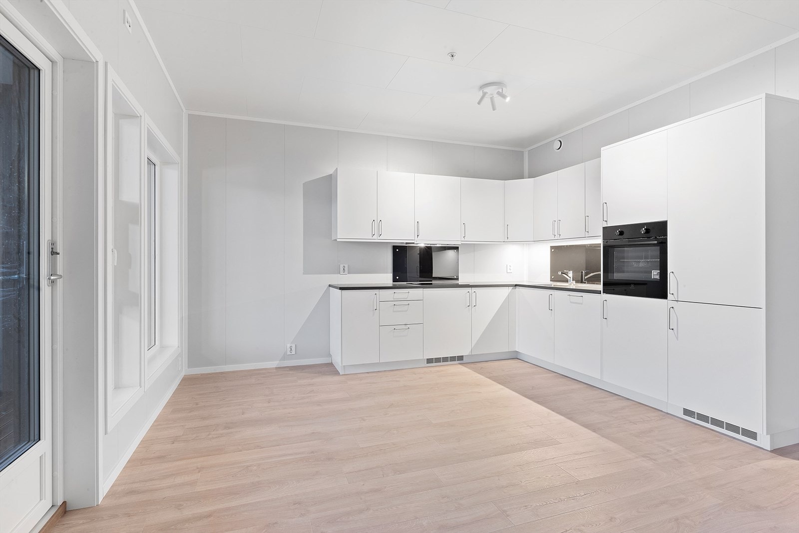 Kjøkkenet har fin plassering med plass til spisebord like ved vinduet. Her får du utsikt mot havet enten du lager eller spiser maten ! Galleribilde