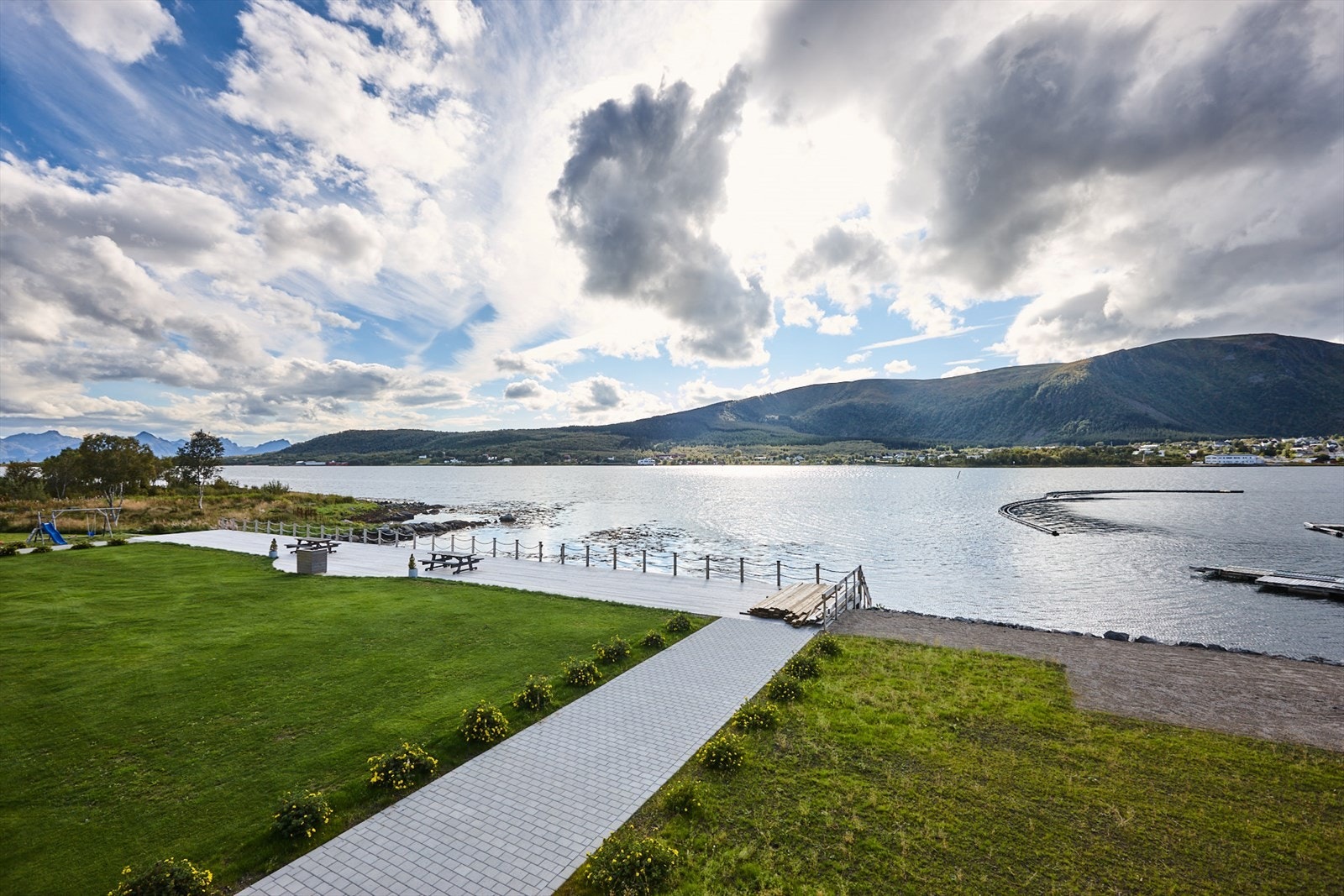 Strandlinje, utsikt, platting, gressplen nærhet til sjøen. Galleribilde