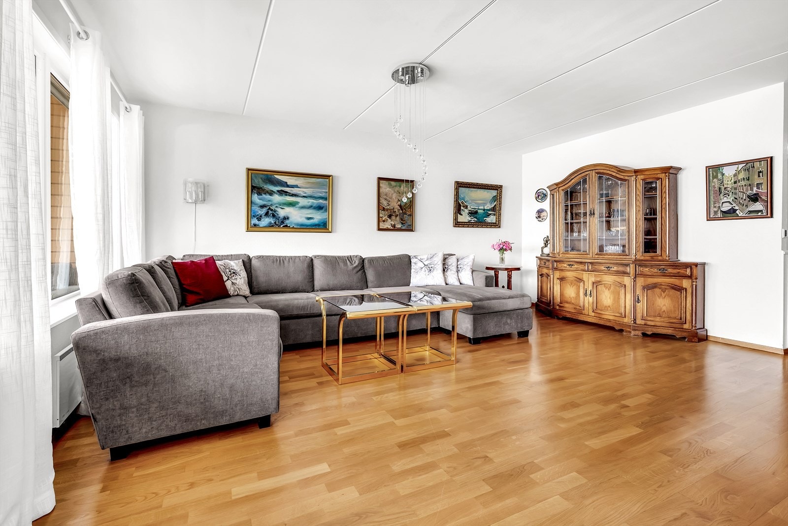 God plass til romslig sofa og ytterligere møblering Galleribilde