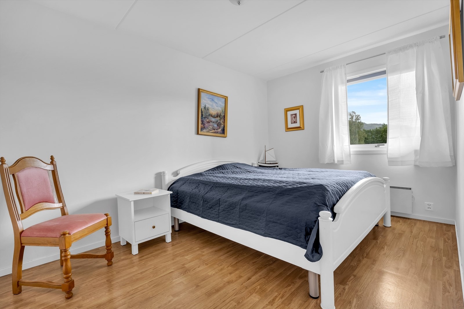 Hovedsoverommet er lyst og delikat innredet med god plass til dobbeltseng med tilhørende nattbord. Galleribilde