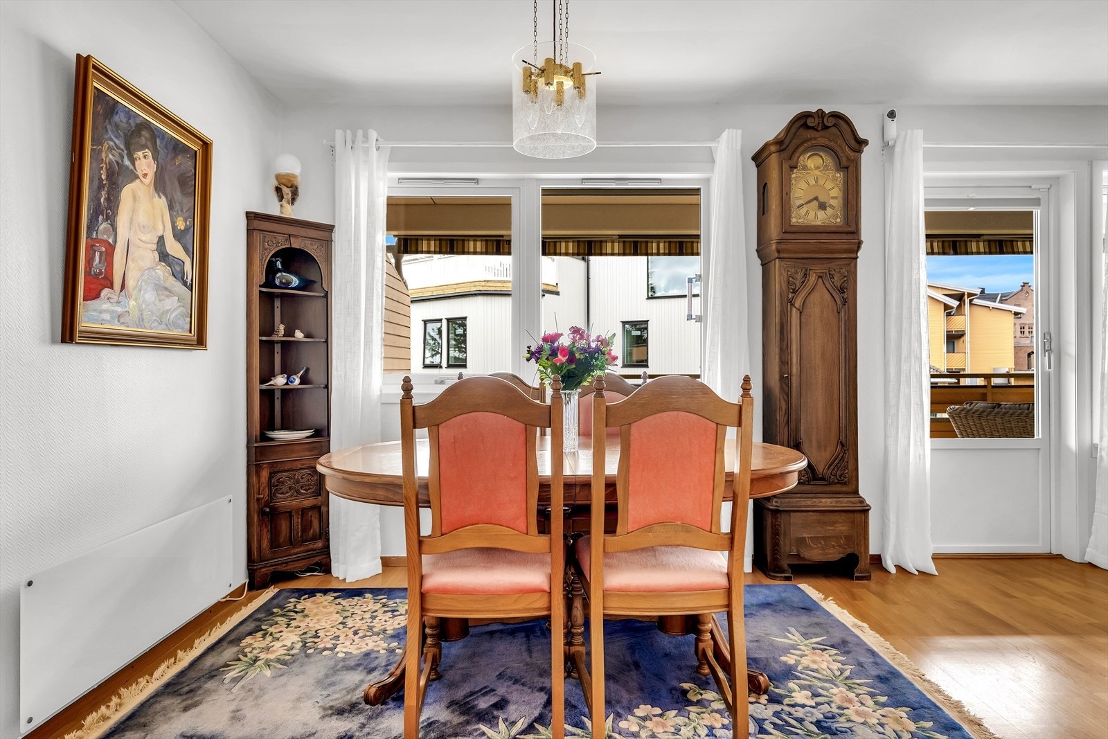 Spisebordet har sin naturlige plassering i forlengelse av kjøkkenet. Galleribilde