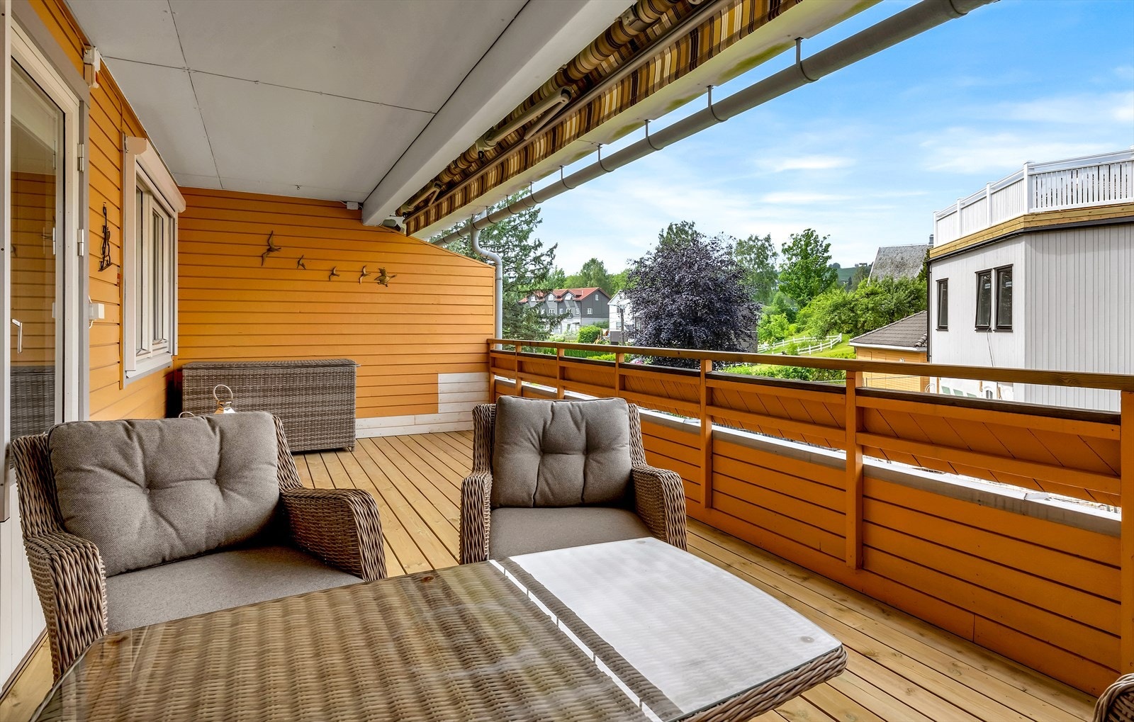 Vestsideveien 3A. Leiligheten har fin uteplass som vender mot vest. Formiddagssolen kan nytes på svalgangen og ettermiddagssolen her på balkongen. Galleribilde