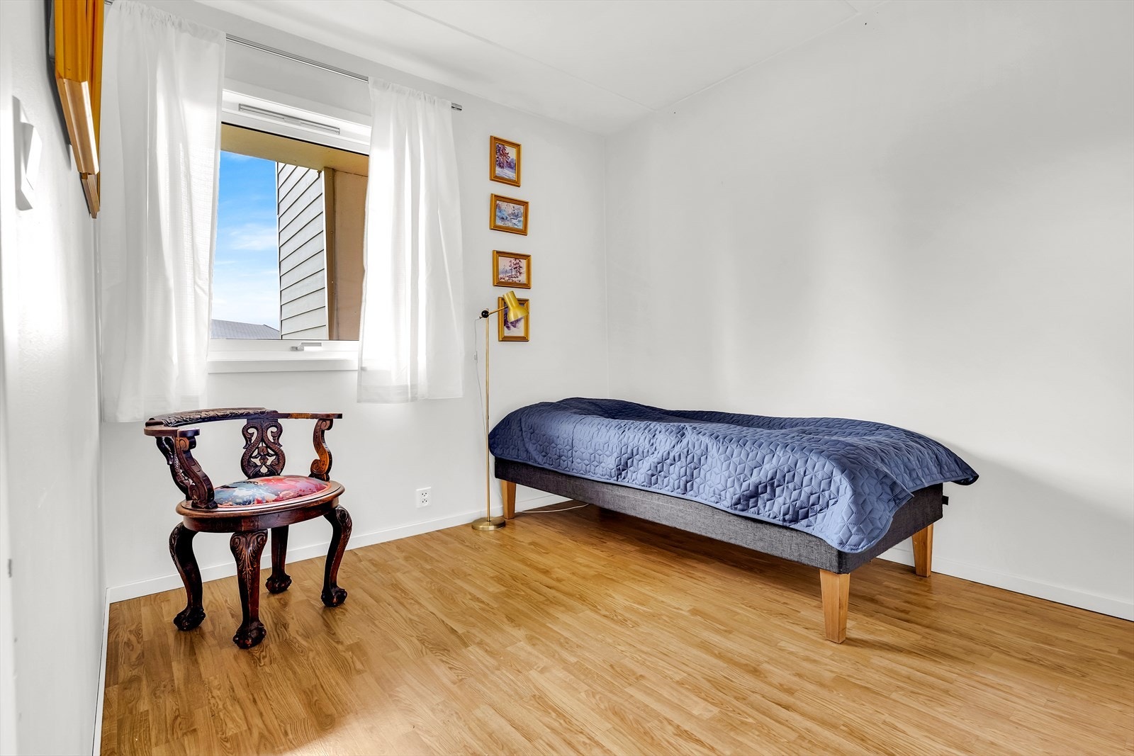 Det minste soverommet har god plass til seng, kontorpult og garderobeløsning. Galleribilde