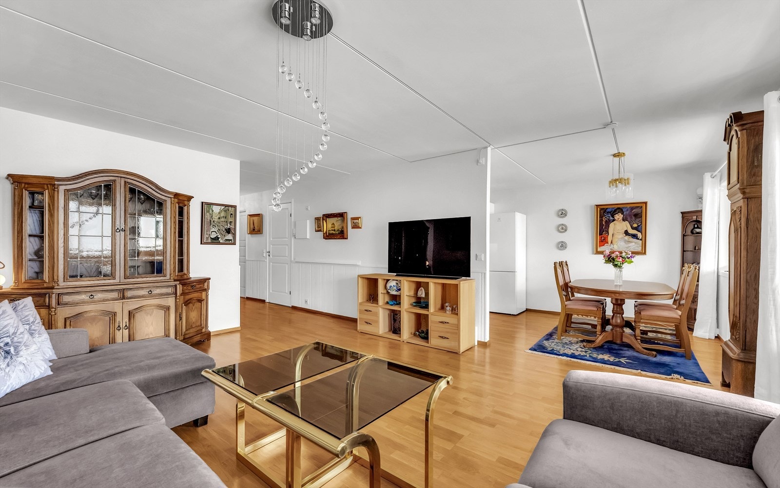 Romslig og tiltalende leilighet med lyse overflater og god rominndeling Galleribilde