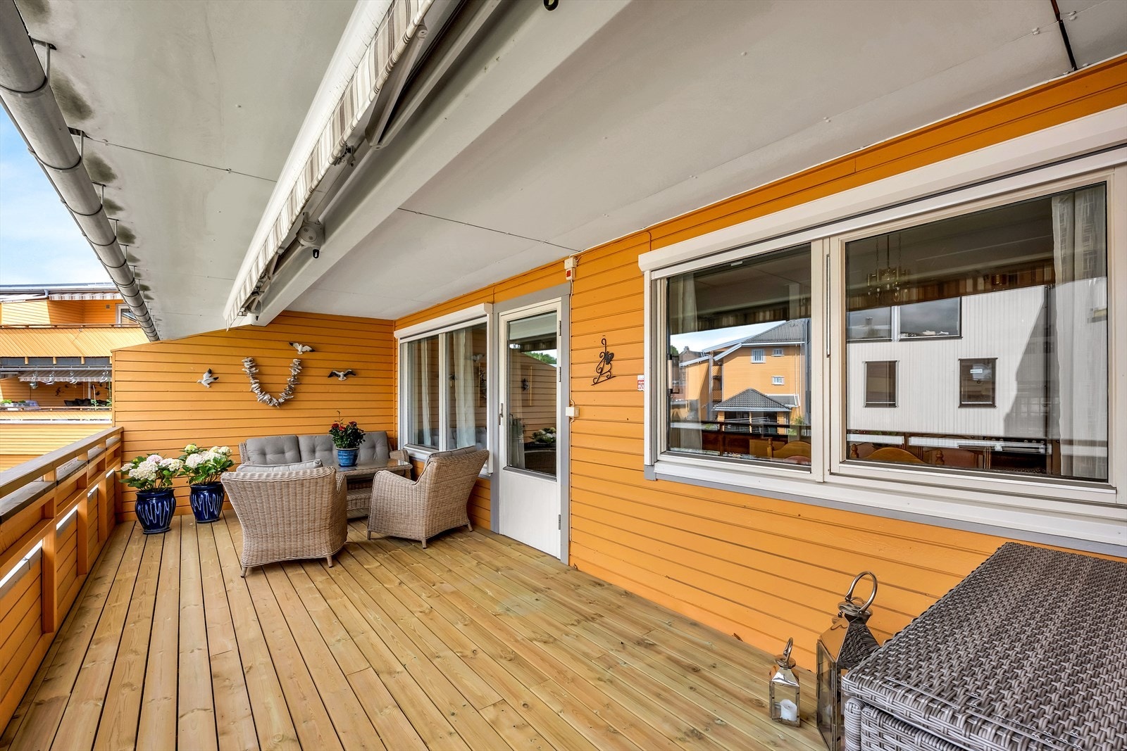 Balkongen er overbygget som blant annet gir anledning for å kunne ha utemøbler med puter stående ute. For solavskjerming benyttes elektrisk markise. Galleribilde