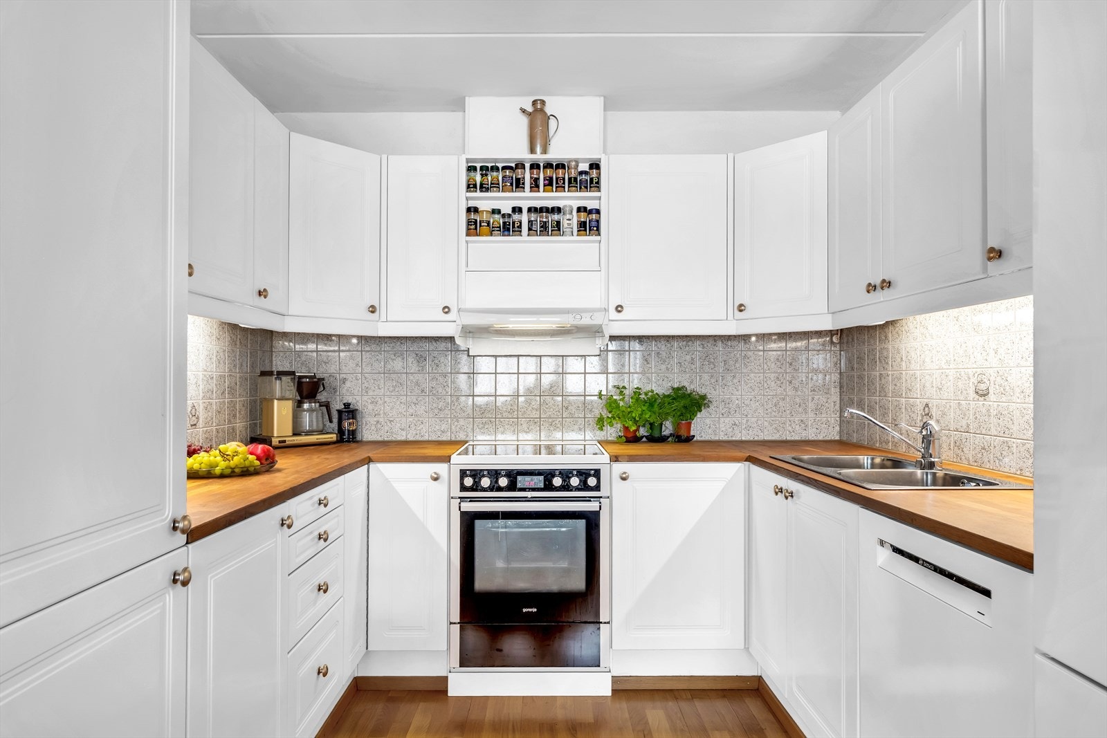 Kjøkkenet har god arbeidsøkonomi og rikelig med benke- og skapplass. Galleribilde