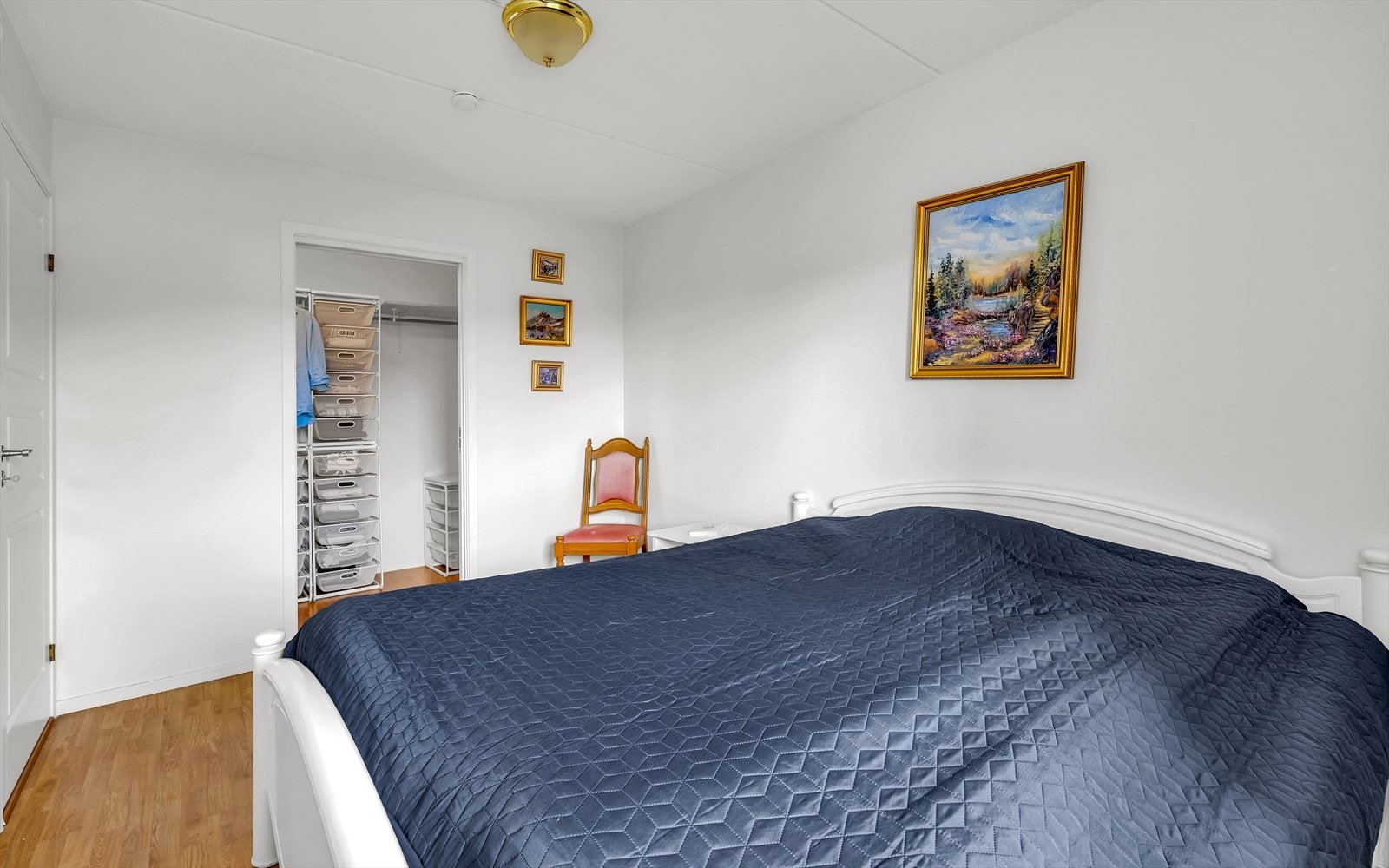 Hovedsoverommet er direkte tilknyttet et praktisk garderoberom som kan innredes som walk in closet. Galleribilde