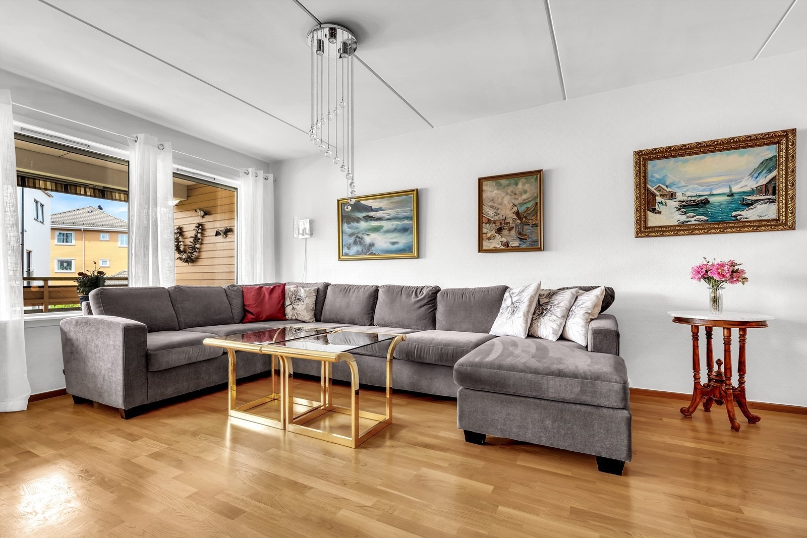 Lyse overflater med nøytral fremtreden og mye naturlig lys inn via gode vindusflater. Galleribilde