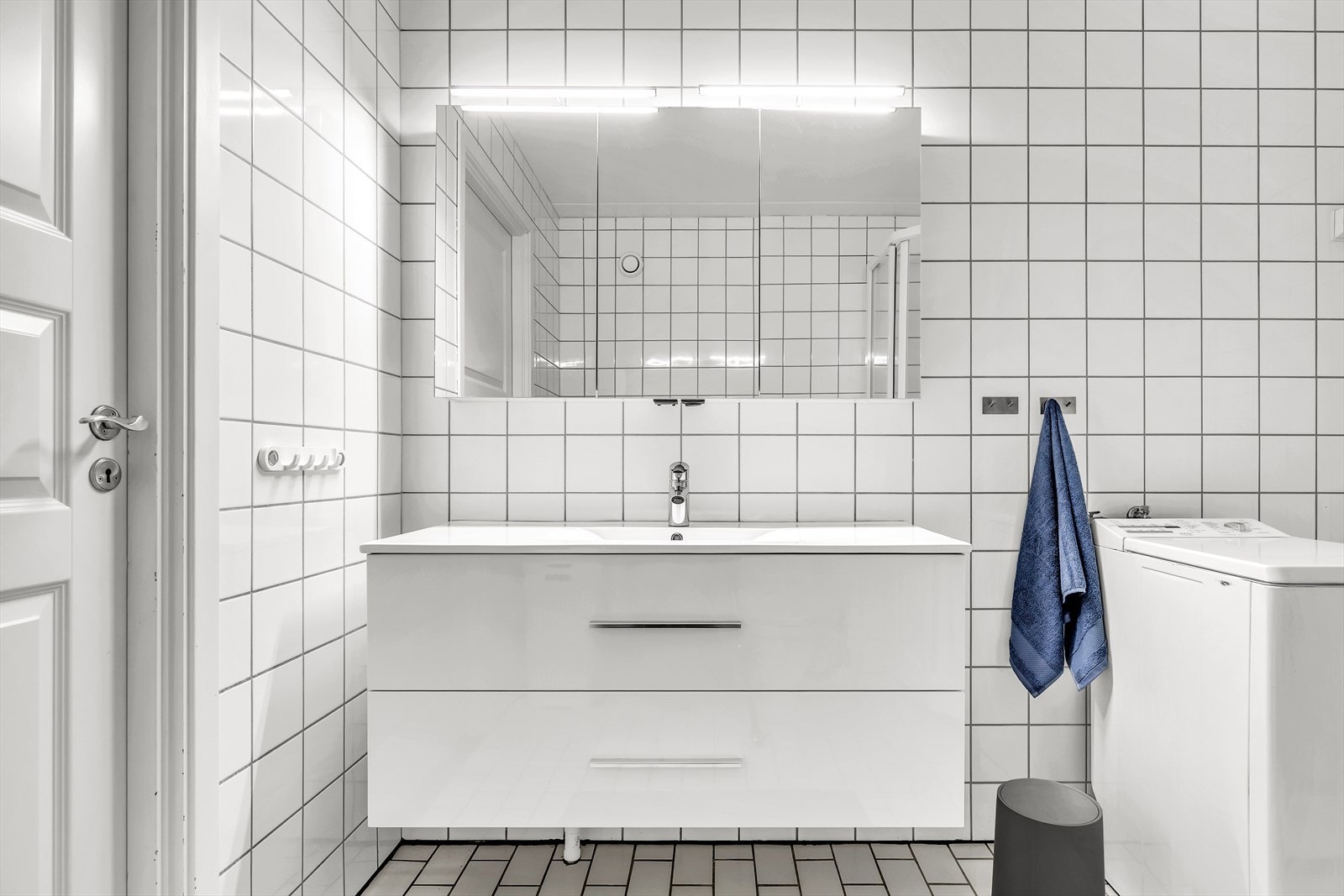 Badet er innredet med nedfelt servant med skuffeseksjon under, speil, toalett og dusjkabinett. Rommet har opplegg for vaskemaskin. Galleribilde