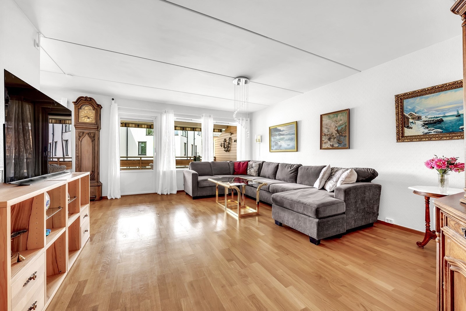 Stuen fremstår romslig med god plass til dagligstue Galleribilde