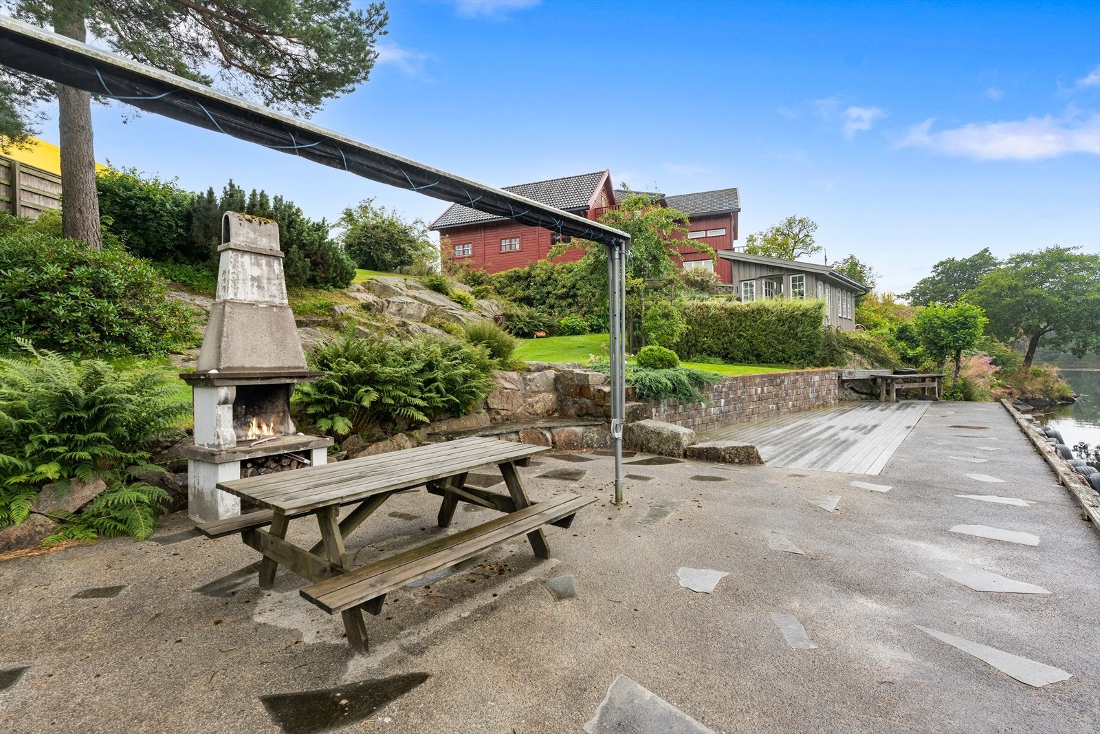 Stor boltreplass, rom for sittegrupper og hygge ved utepeisen. Galleribilde