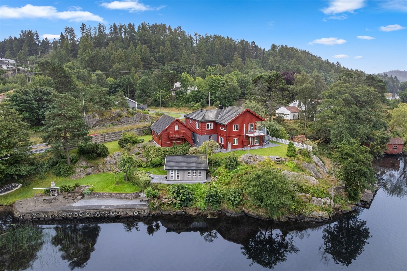 Eiendommen har flotte uteområder og lang strandlnje. Galleribilde