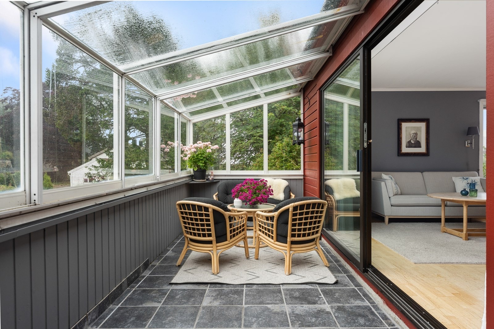 Vinterhage med vinduer som kan skyves til siden. Et lyst og trivelig rom. Brukes som drivhus på våren. Galleribilde