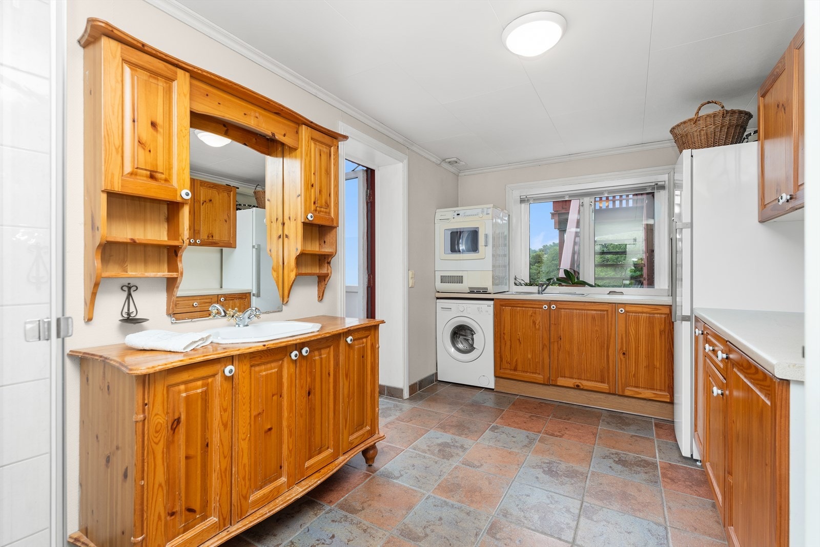 Stort bad/vaskerom med utgang til hagen. Galleribilde