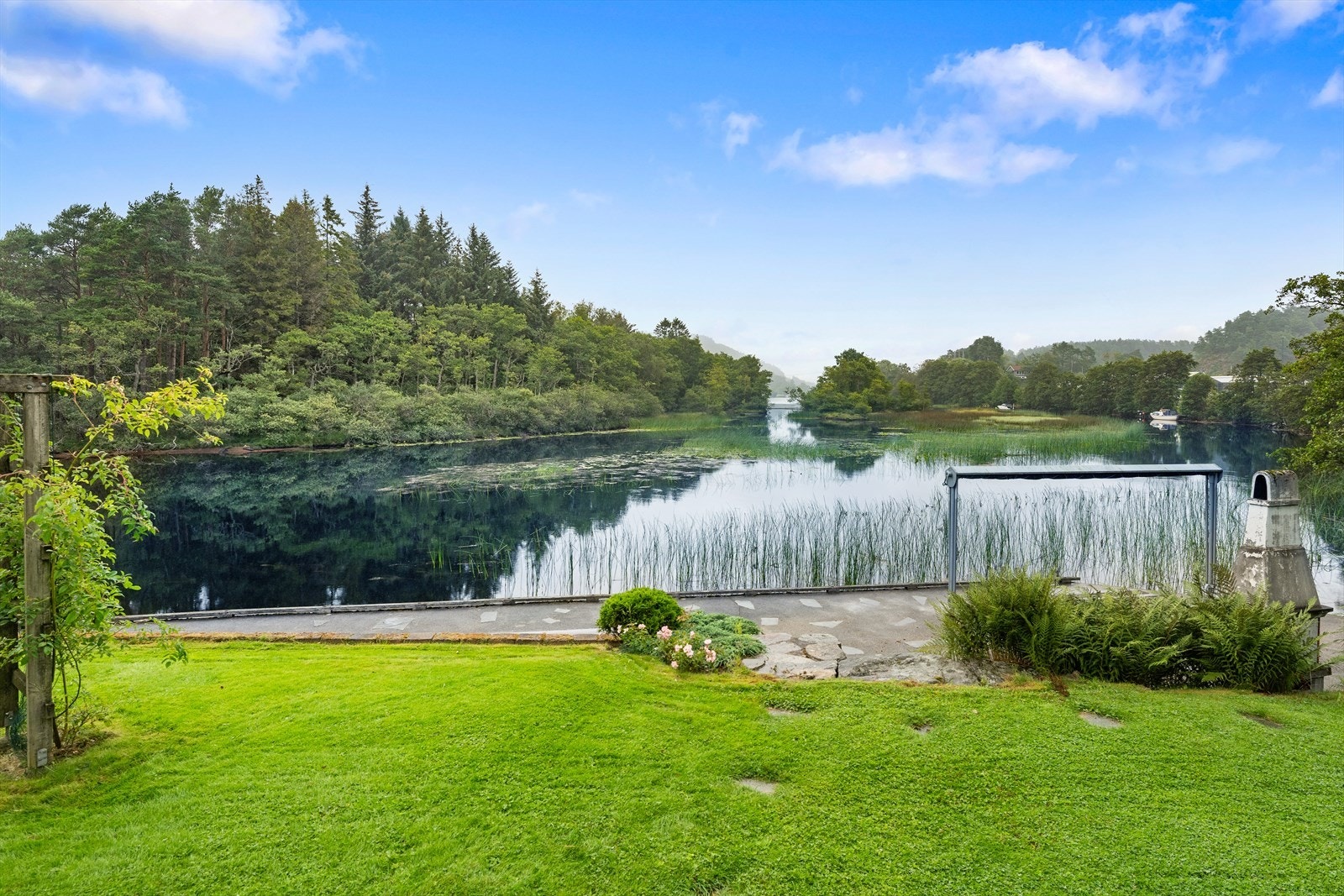 Elva har god dybde til båt. Galleribilde