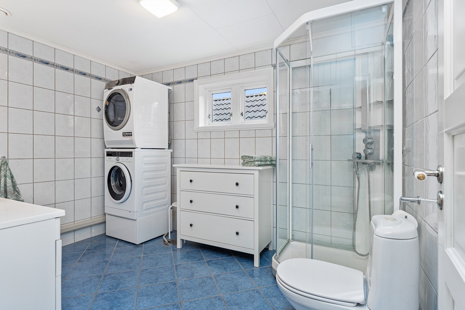 Flislagt bad. Opplegg til vaskemaskin også her. Galleribilde