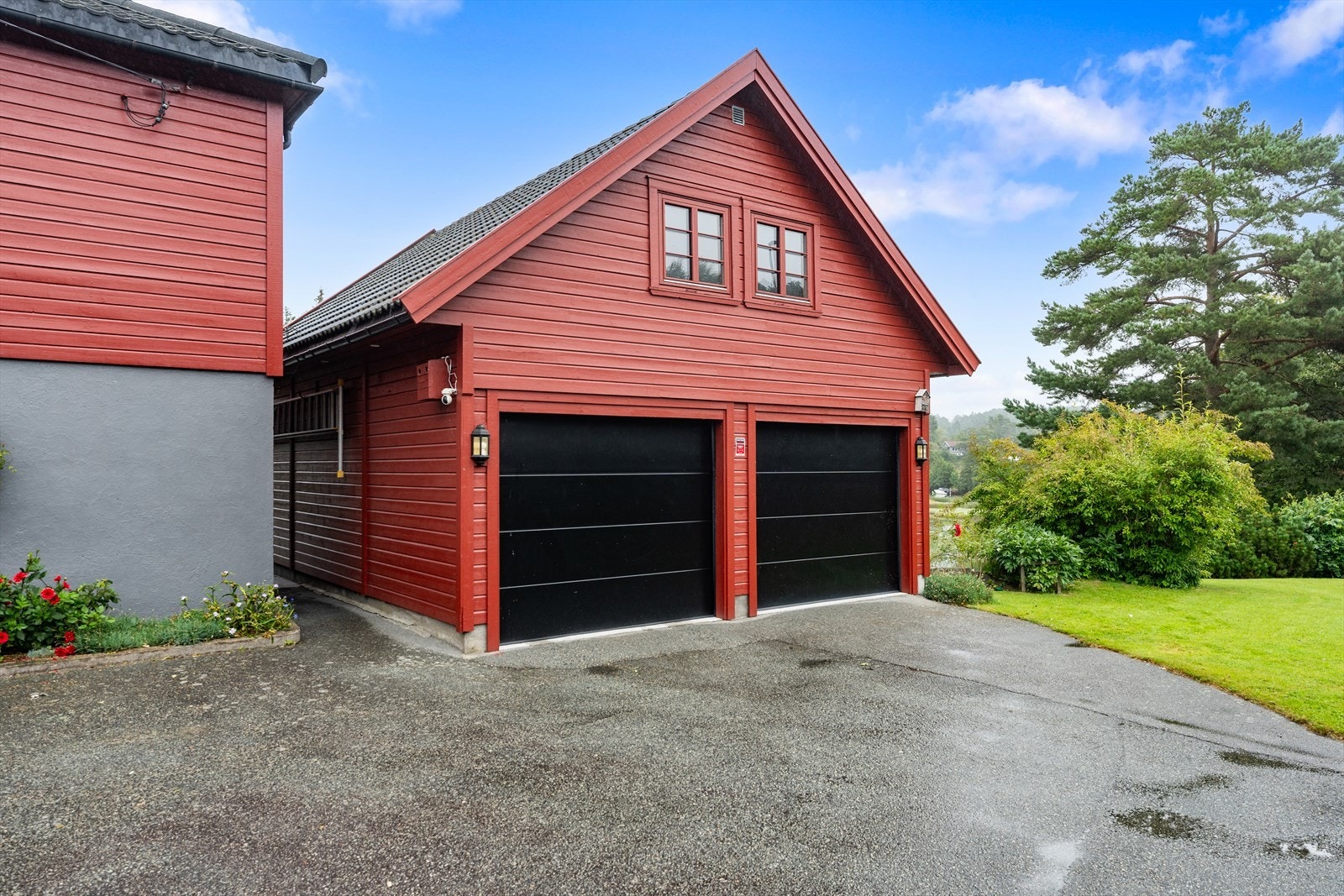 Dobbel garasje med innredet loft. Galleribilde