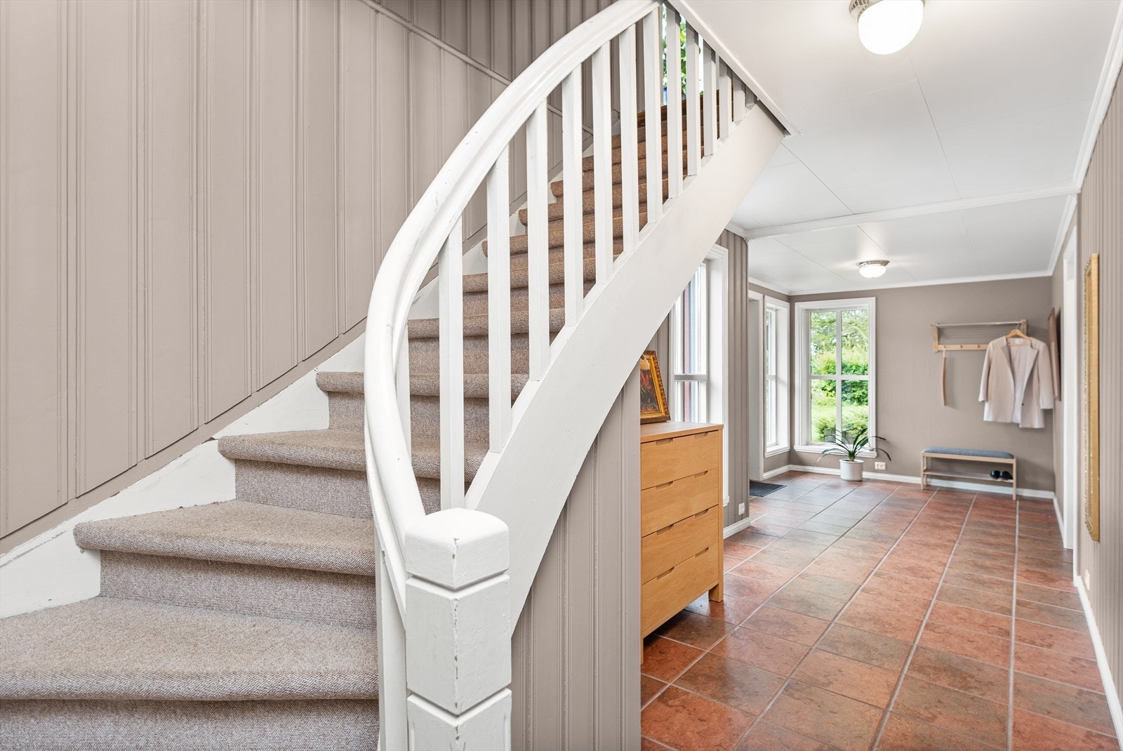 Denne etasjen har tre soverom, bad/vaskerom, stue og enkelt hybelkjøkken. Varmekabler i hele etasjen. Galleribilde