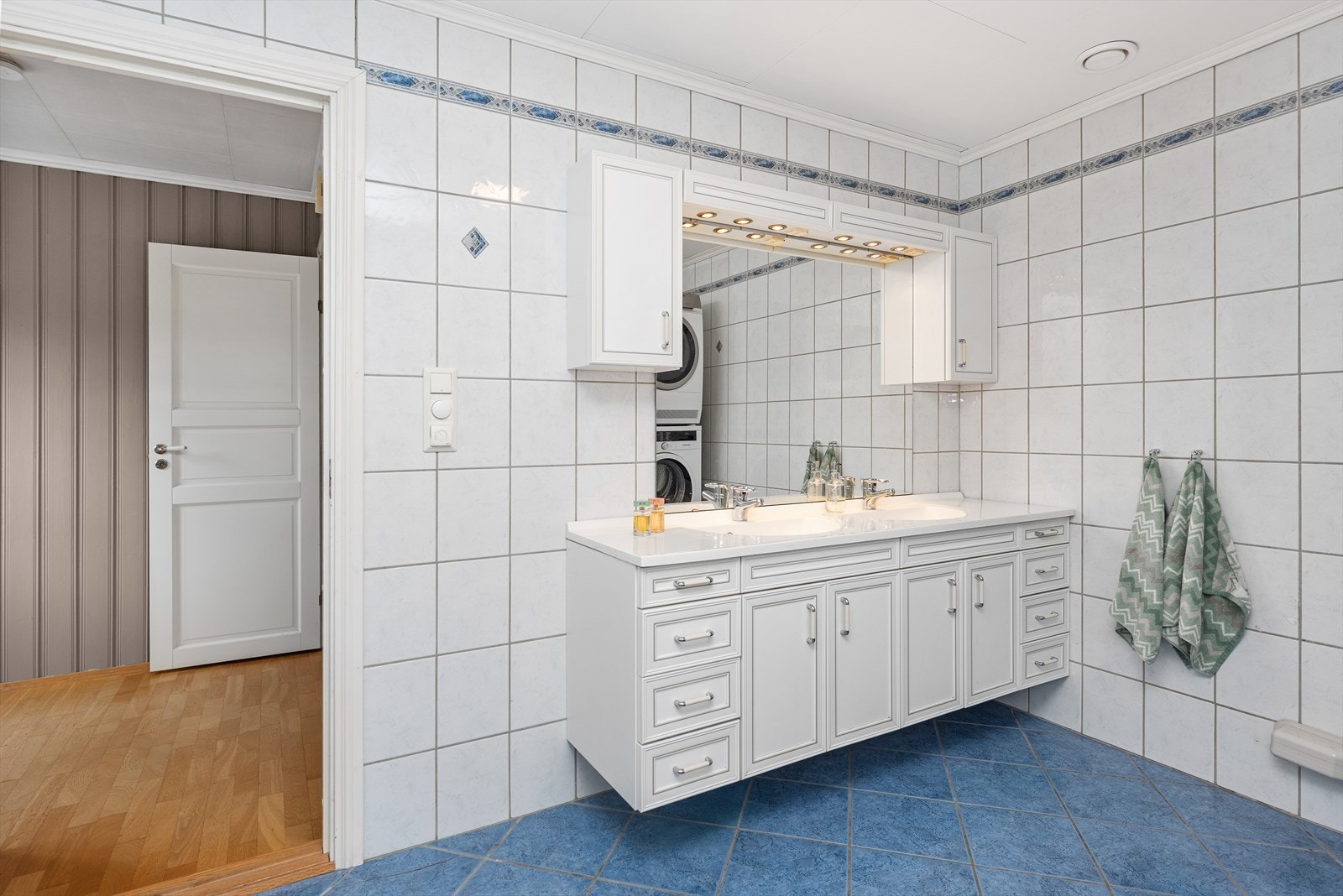 Dobbel servant og innredning med lagringsplass. Galleribilde