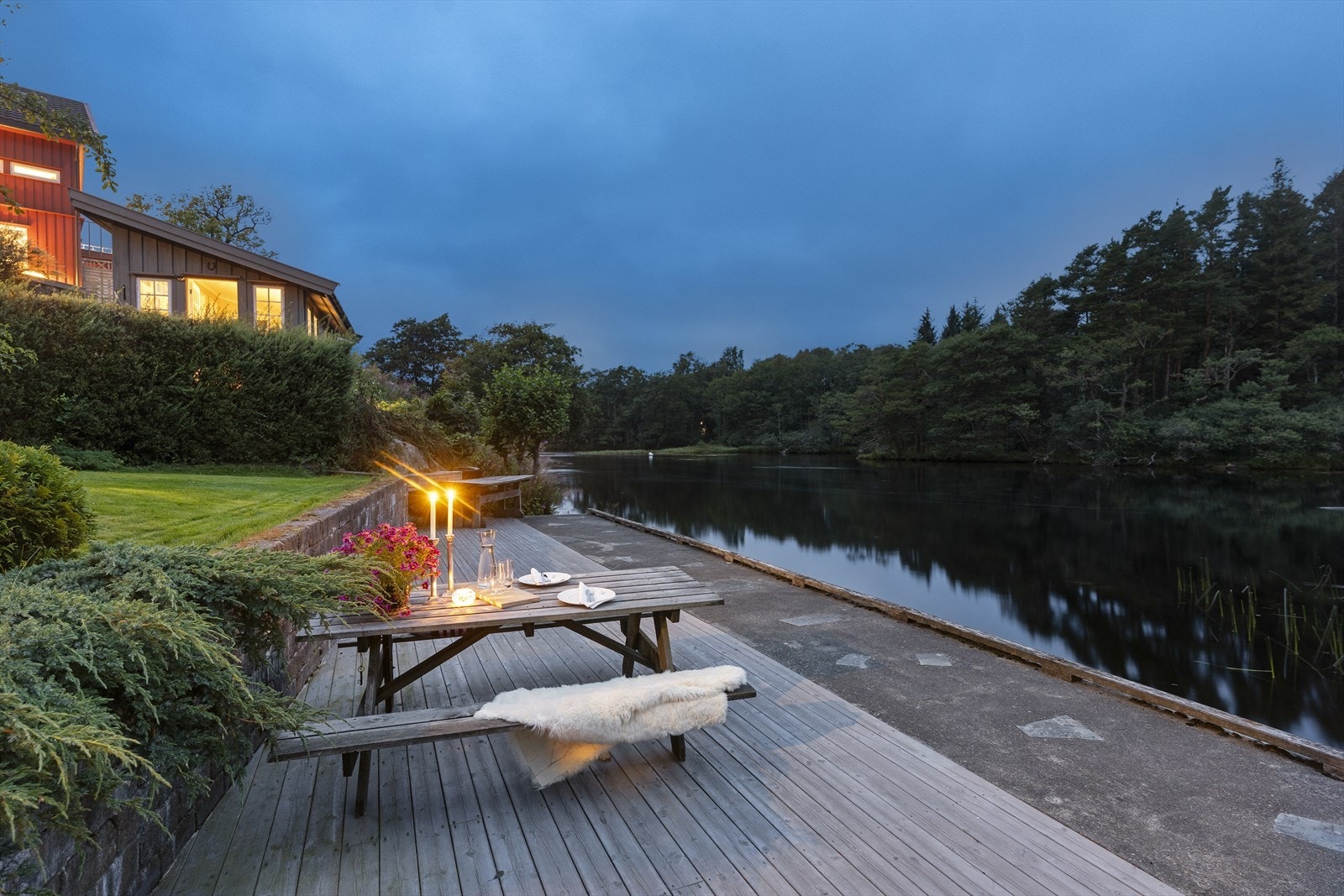 Mulighet for flere båtplasser langs privat brygge. Galleribilde