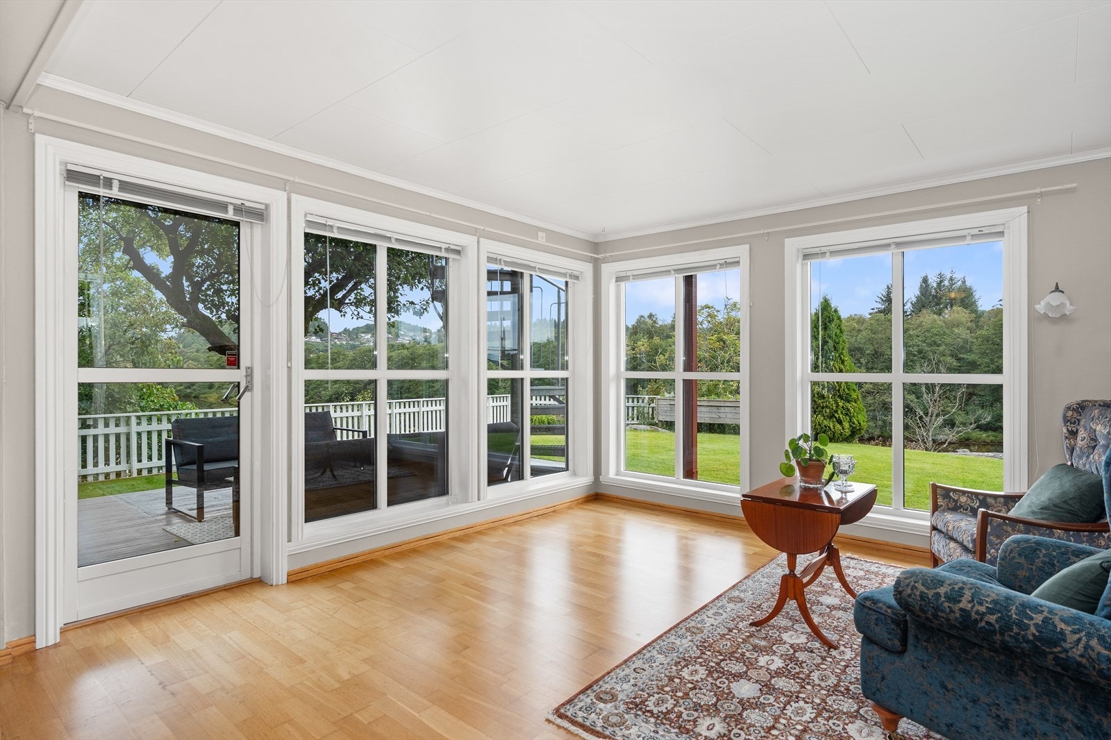 Store vindusflater. Utgang til overbygd terrasse. Galleribilde