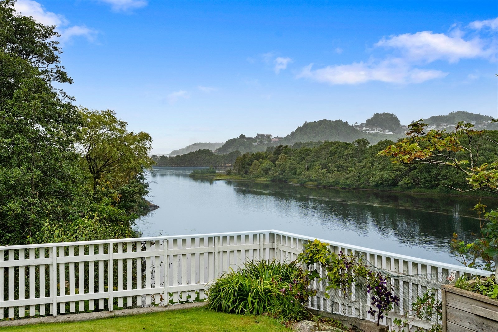 Deilig utsikt til elva. Galleribilde