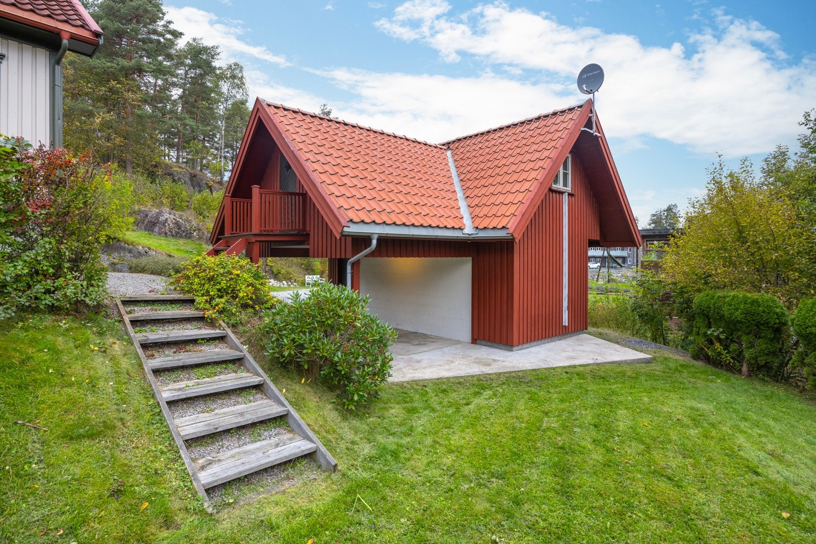Garasje og carport med innredet rom i 2. etasje Galleribilde