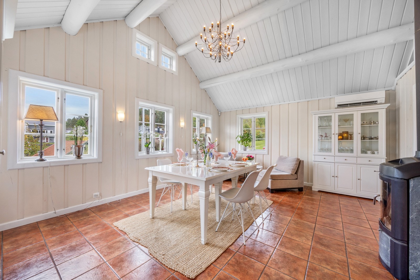 Romslig spisestue i tilknytning til kjøkkenet Galleribilde