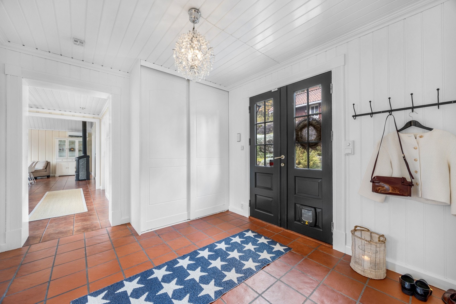 Her er det flislagt gulv med varmekabler. Romslig skyvedørsgarderobe Galleribilde