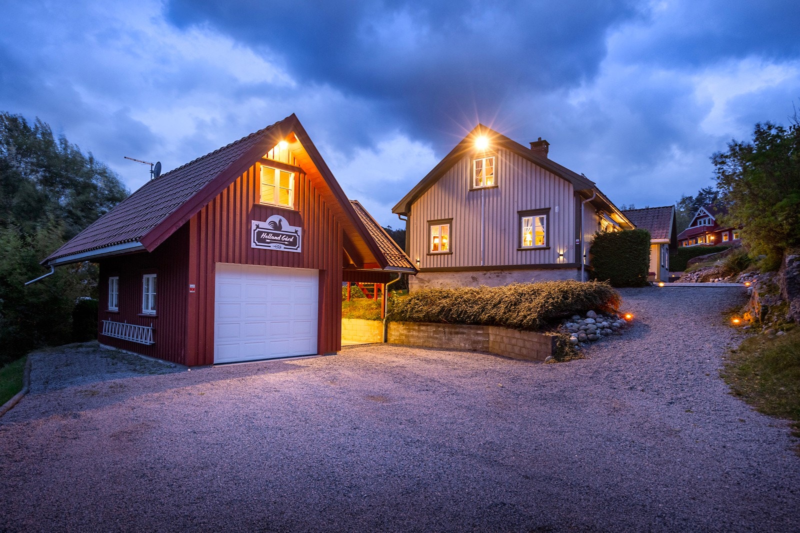 Kveldsstemning ved garasjen og gårdsplassen Galleribilde