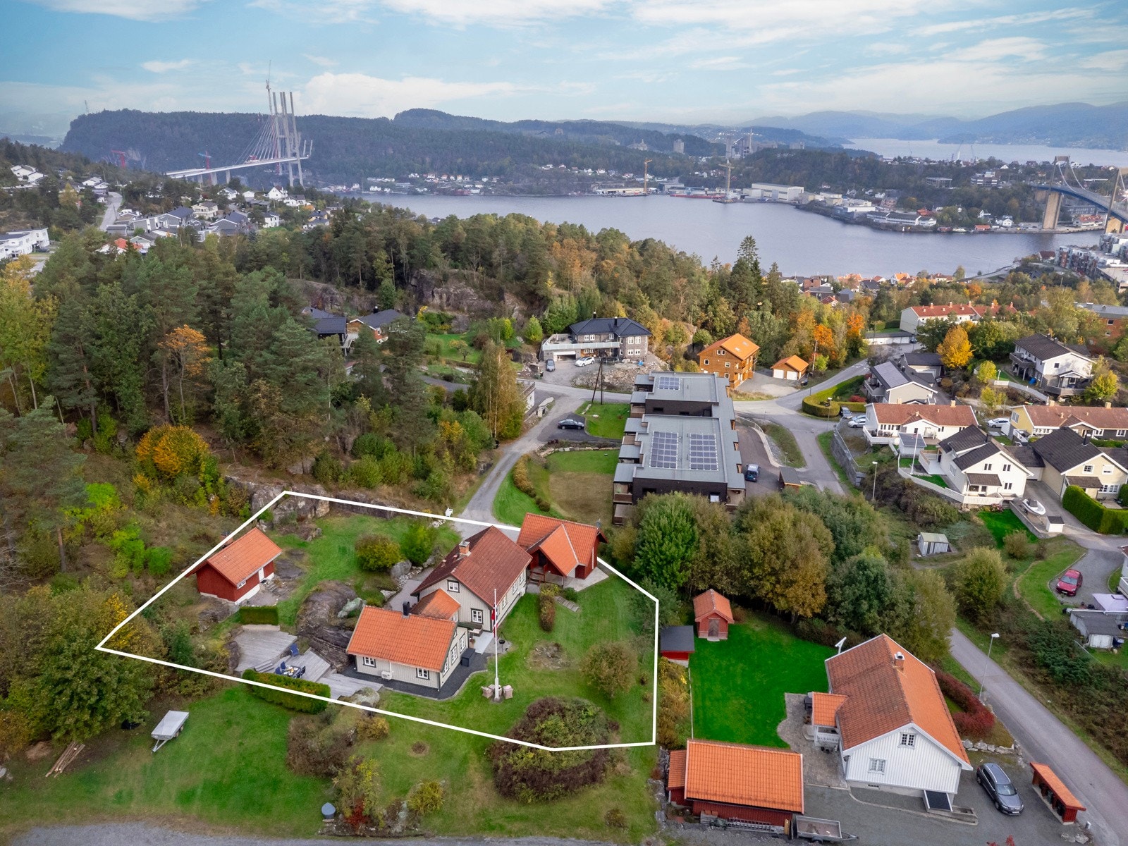 Meget romslig eiet tomt (1.619 m2) Galleribilde