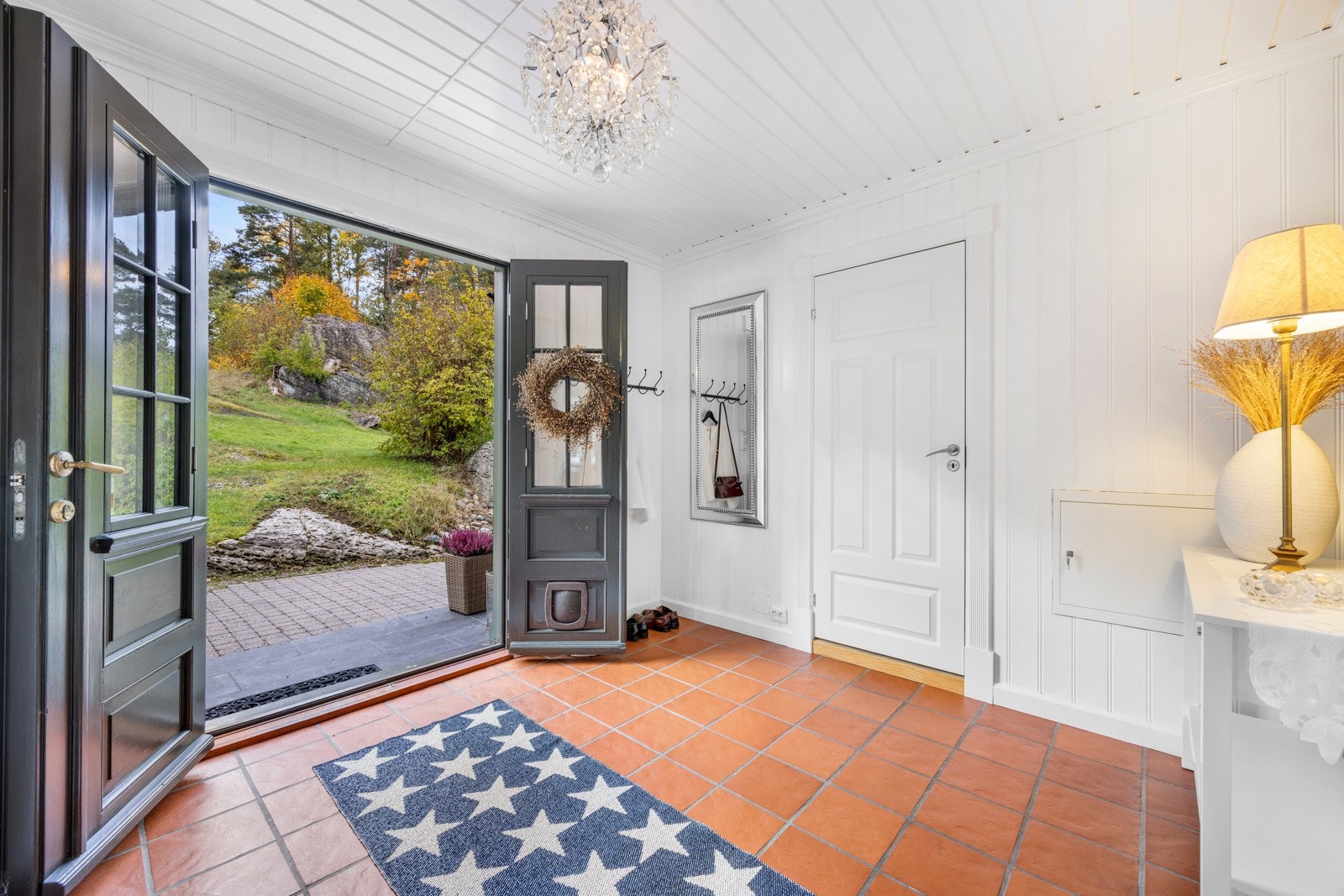 En romslig entre ønsker deg velkommen inn ! Galleribilde