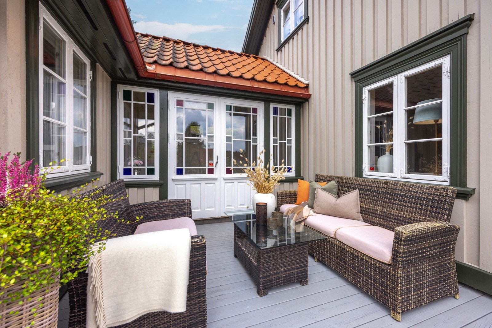 Lun og skjermet uteplass Galleribilde